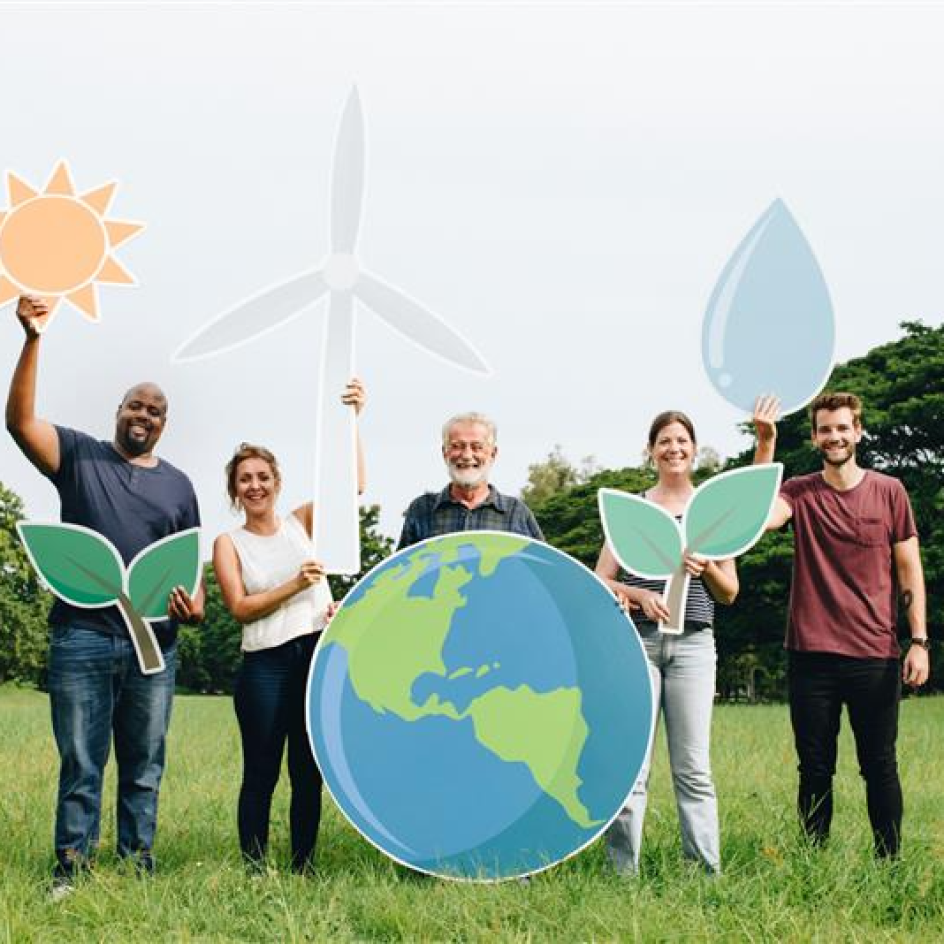 Personnes tenant de grands pictogrammes de nature et d’énergie dans un espace extérieur