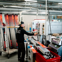 Personne utilisant un équipement de production dans un atelier industriel