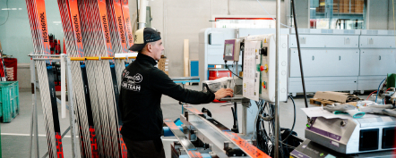 Personne utilisant un équipement de production dans un atelier industriel